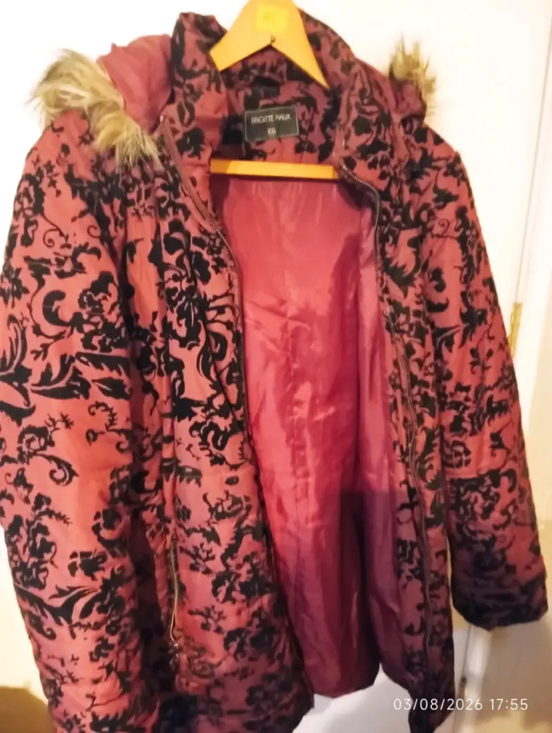 Abrigo de invierno con capucha y diseño floral