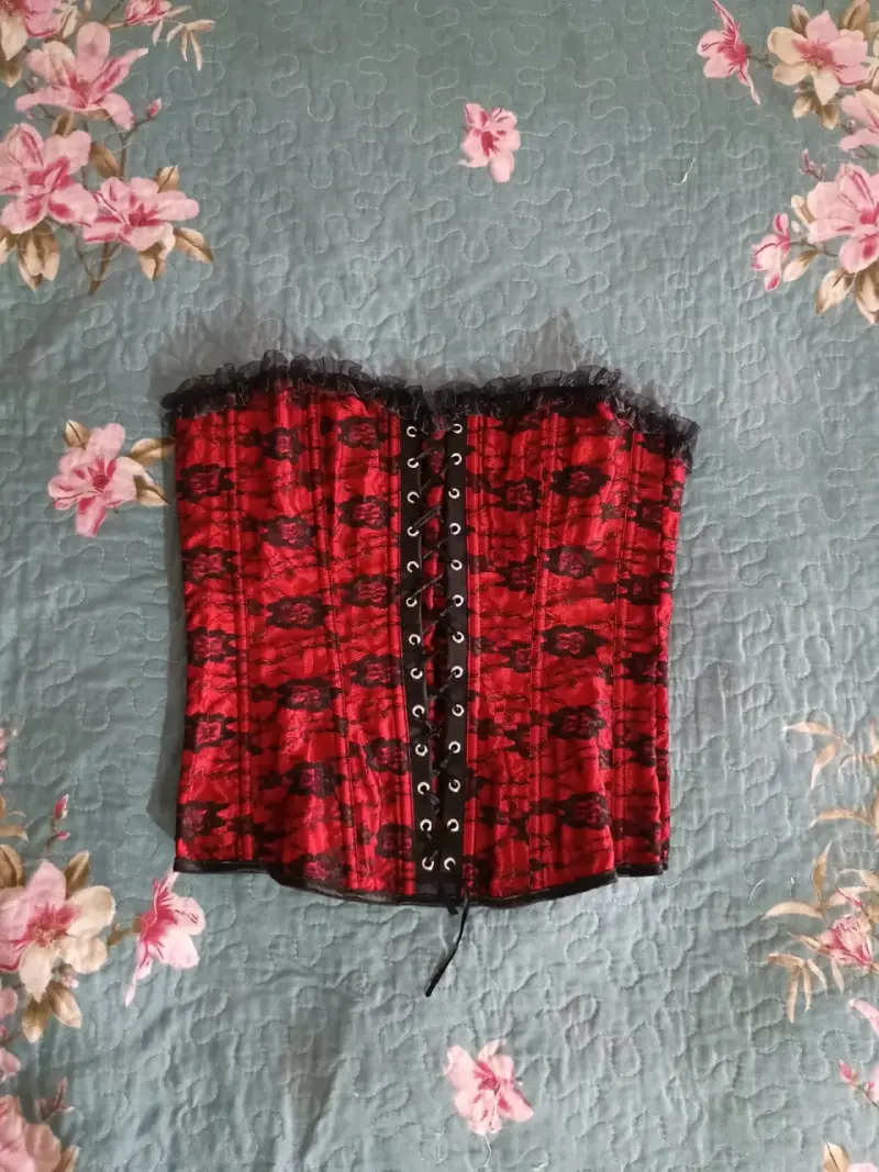 Corset rojo con encaje negro estilo vintage - 1