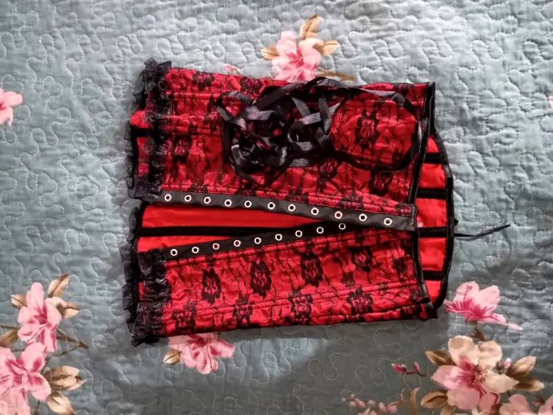 Corset rojo con encaje negro estilo vintage - 2