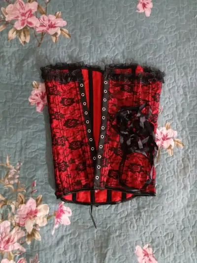 Corset rojo con encaje negro estilo vintage - miniatura 3