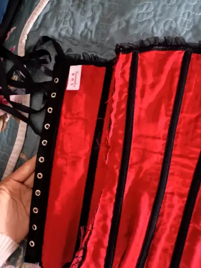 Corset rojo con encaje negro estilo vintage - miniatura 4