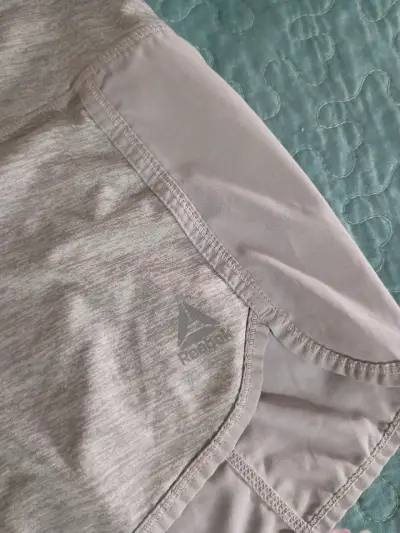 Shorts deportivos grises Reebok para mujer - miniatura 2