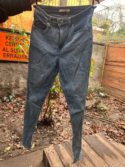 Jeans ajustados de mezclilla azul para mujer - miniatura 1