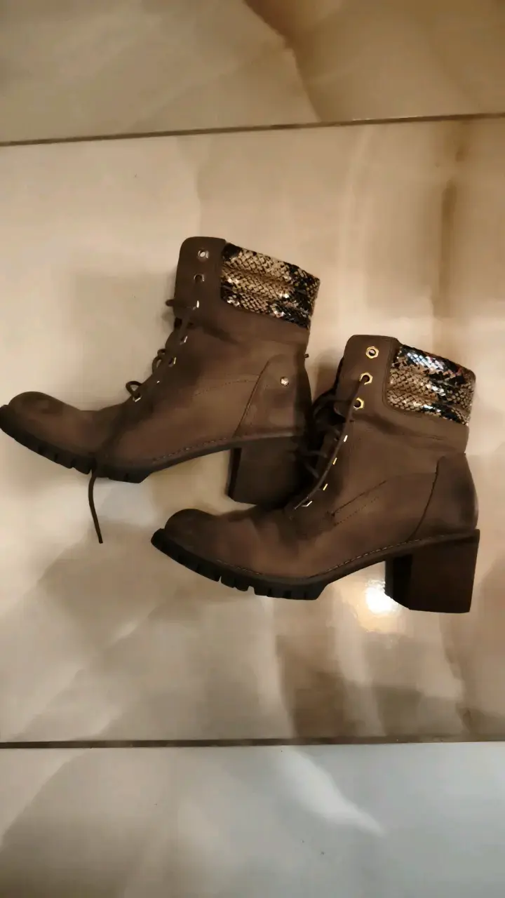 Botines de cuero con tacón y detalle de serpiente - 1