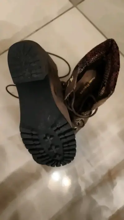 Botines de cuero con tacón y detalle de serpiente - miniatura 2