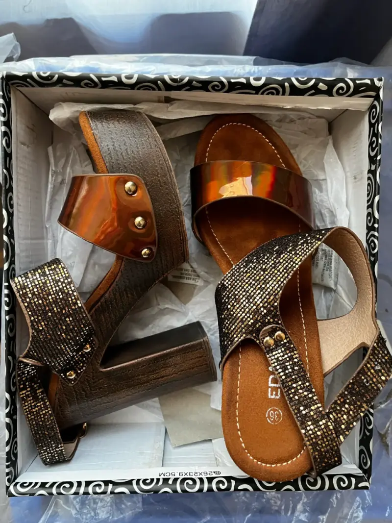 Sandalias de tacón alto con diseño brillante