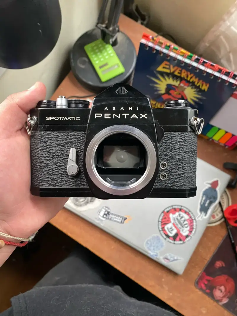 Cámara analógica Pentax con lente 28mm - 6