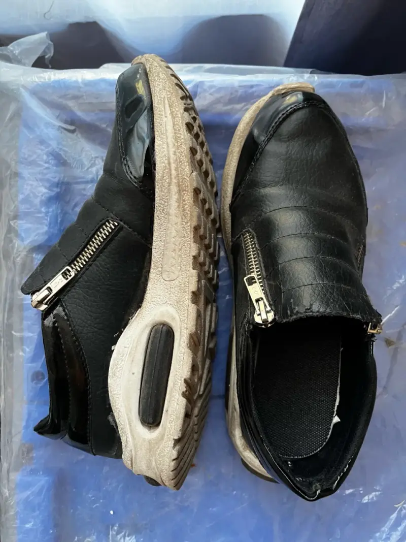 Zapatillas negras con cierre lateral