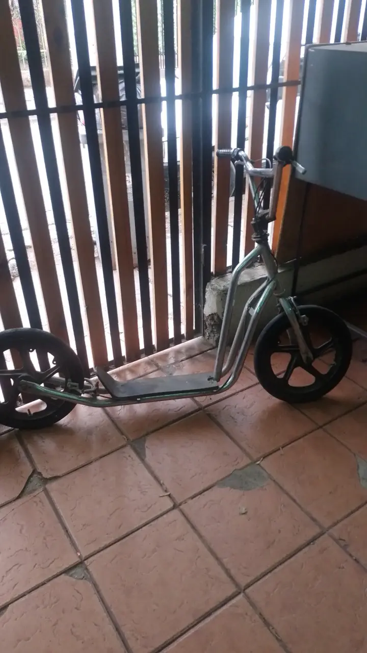 Scooter de metal para adultos en buen estado - 1