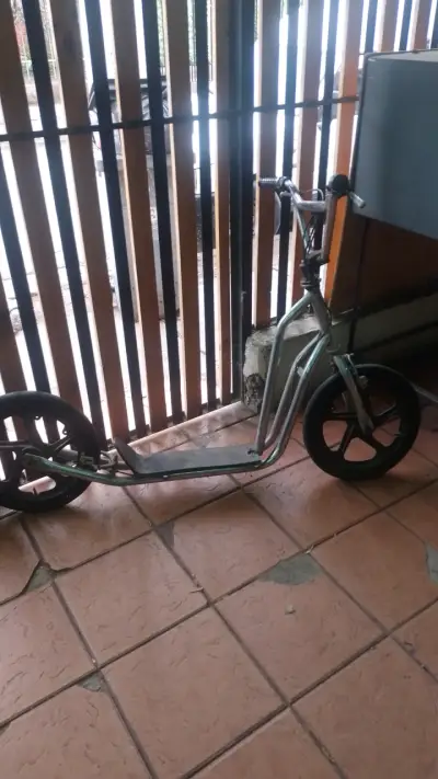 Scooter de metal para adultos en buen estado - miniatura 1