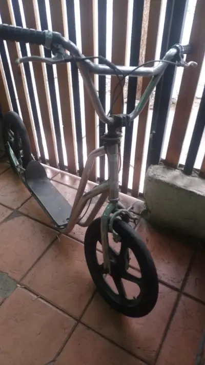 Scooter de metal para adultos en buen estado - miniatura 2