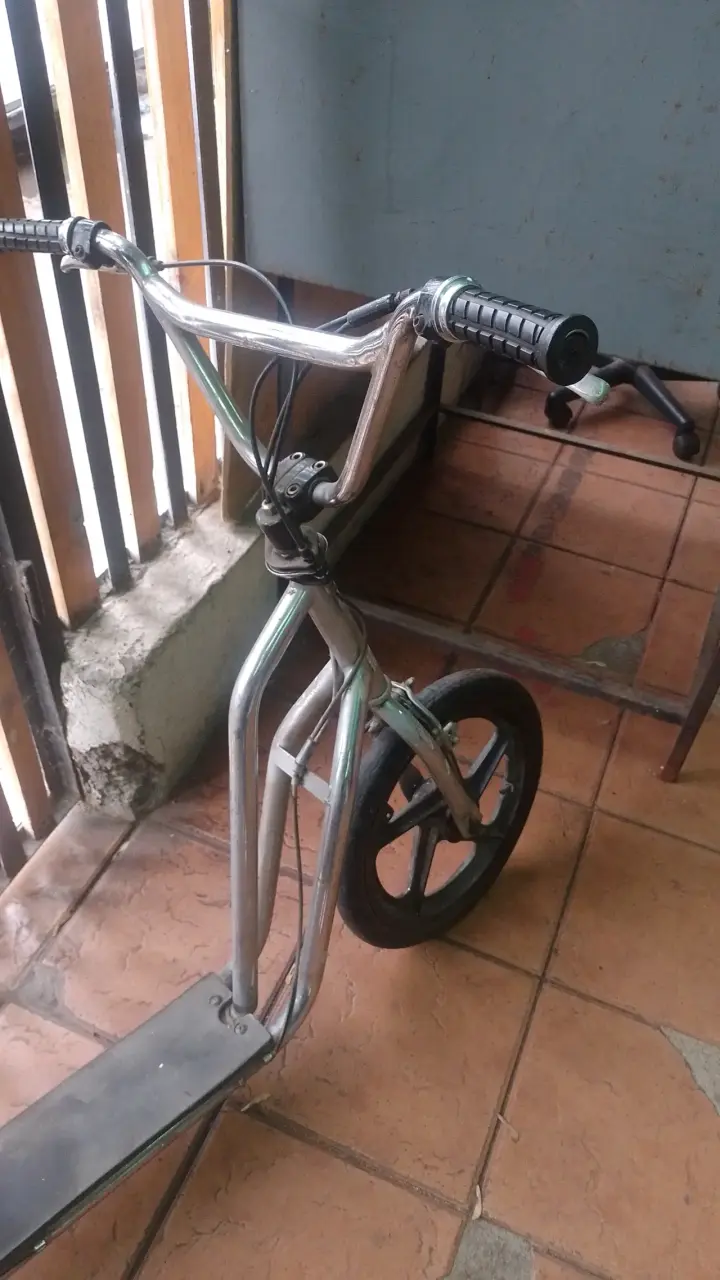 Scooter de metal para adultos en buen estado - 3