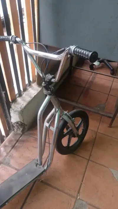 Scooter de metal para adultos en buen estado - miniatura 3