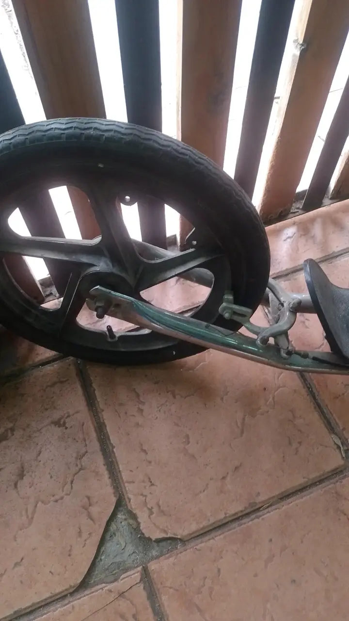 Scooter de metal para adultos en buen estado - 4