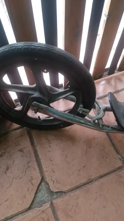 Scooter de metal para adultos en buen estado - miniatura 4