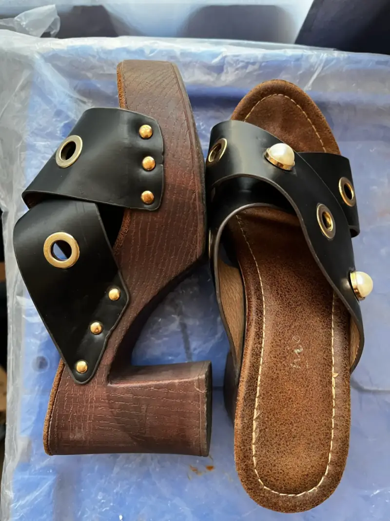 Sandalias de tacón negras con detalles dorados