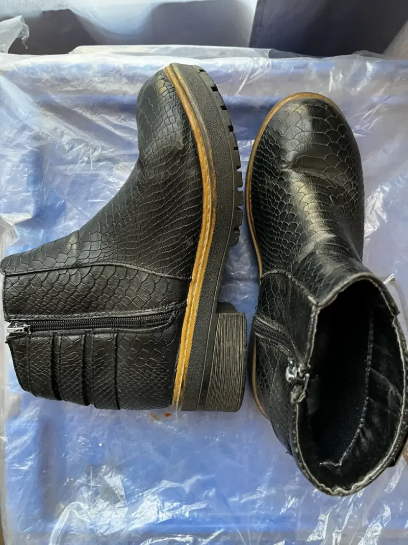 Botines negros de cuero con textura reptil