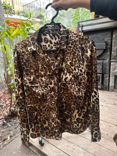 Blusa de mujer estampado animal print - miniatura 1