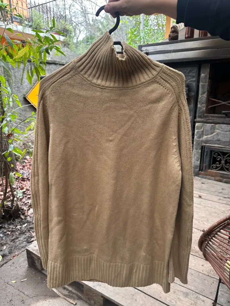Suéter de cuello alto beige para mujer