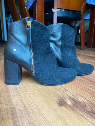Botines de cuero negro con tacón alto - miniatura 1