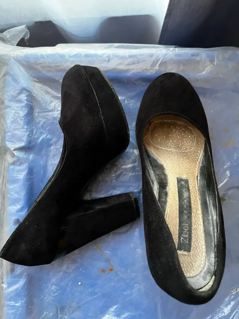 Zapatos de tacón negro de gamuza