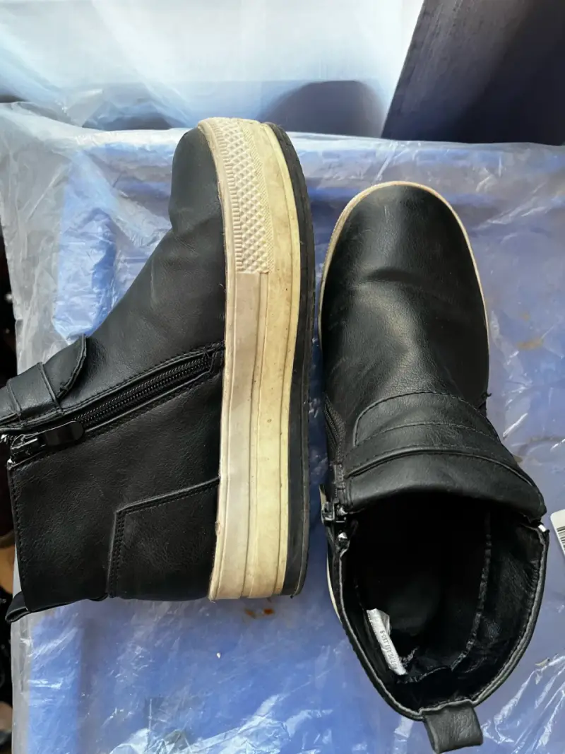 Botines negros de cuero con cierre lateral