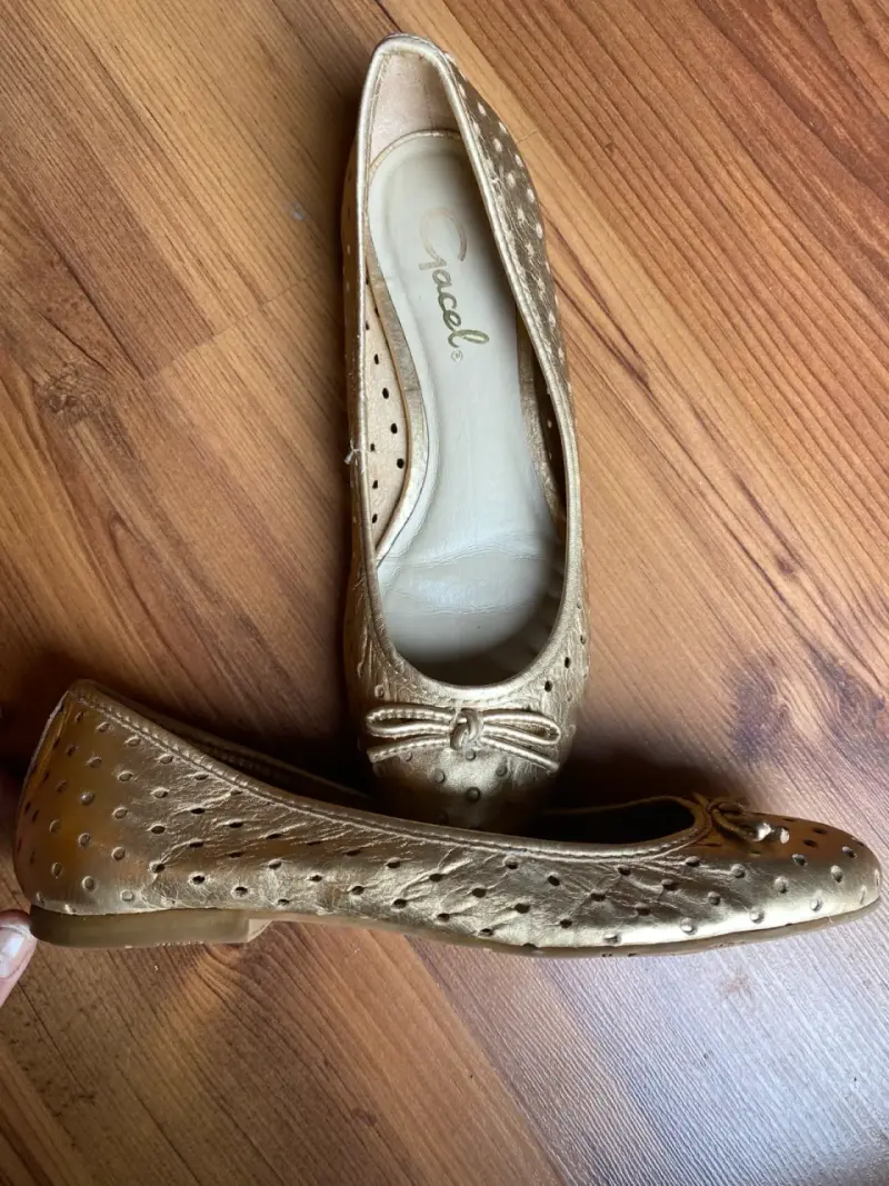 Bailarinas doradas de cuero Gacel con diseño - 1