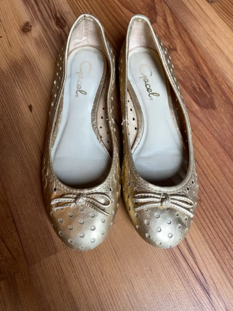 Bailarinas doradas de cuero Gacel con diseño - 2