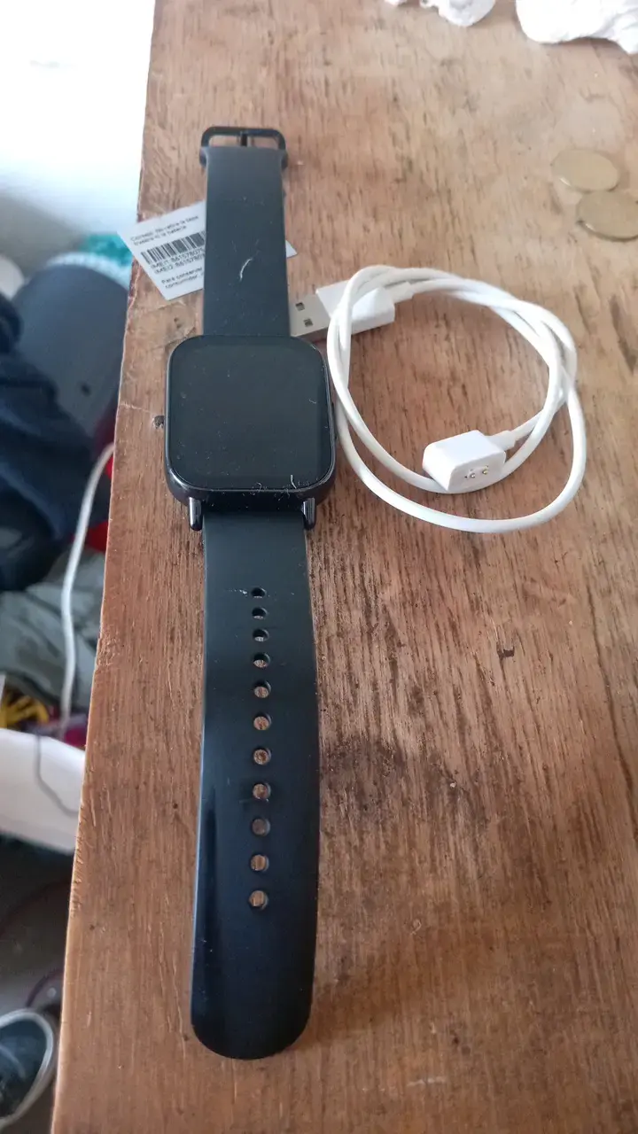 Reloj inteligente con correa negra y cargador