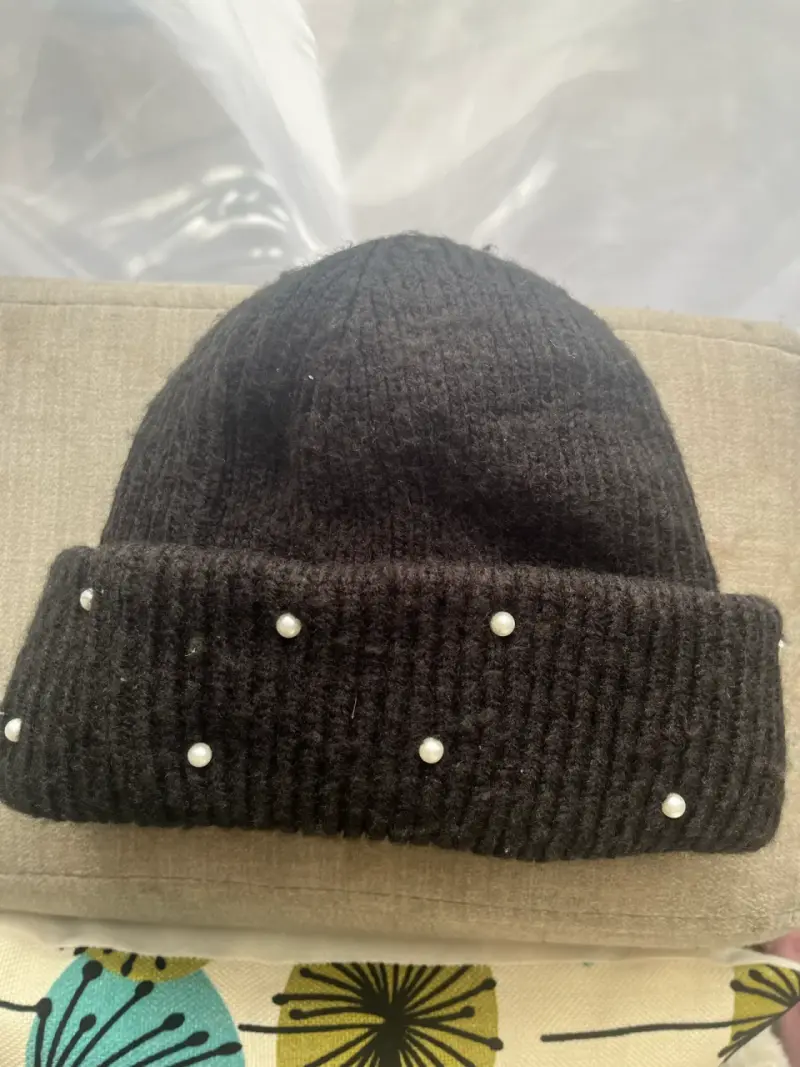 Gorro de lana negro con perlas decorativas - 1