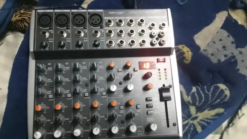 Mezclador de Audio Behringer Xenyx 1202FX