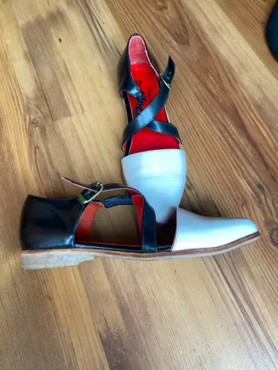 Zapatos de cuero bicolor con diseño cruzado - miniatura 1
