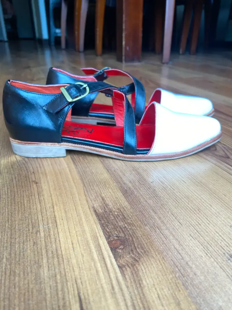 Zapatos de cuero bicolor con diseño cruzado - 2