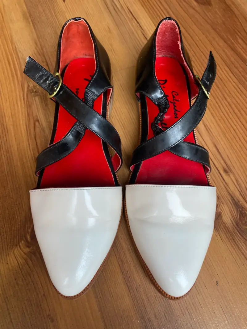 Zapatos de cuero bicolor con diseño cruzado - 3