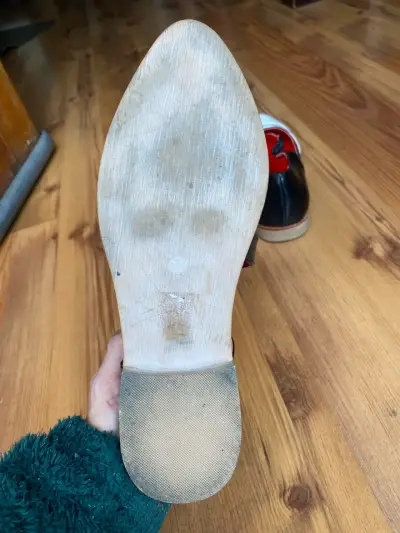 Zapatos de cuero bicolor con diseño cruzado - miniatura 4