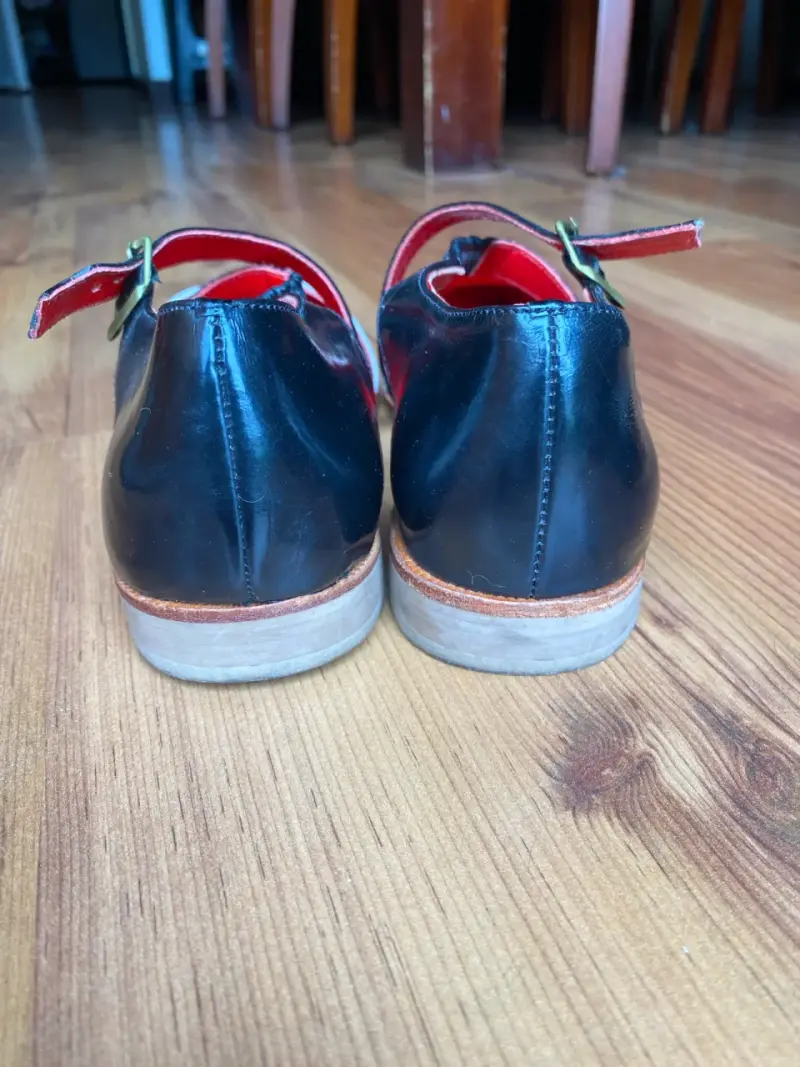 Zapatos de cuero bicolor con diseño cruzado - 5