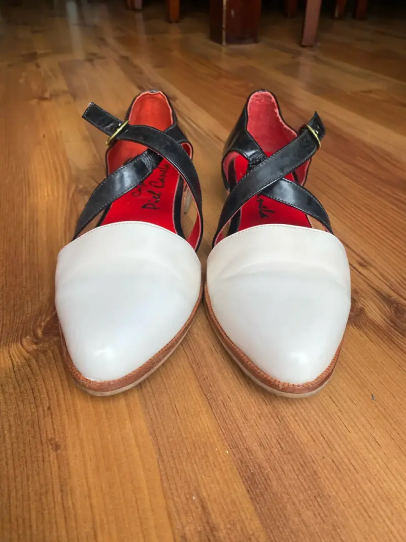 Zapatos de cuero bicolor con diseño cruzado - 6