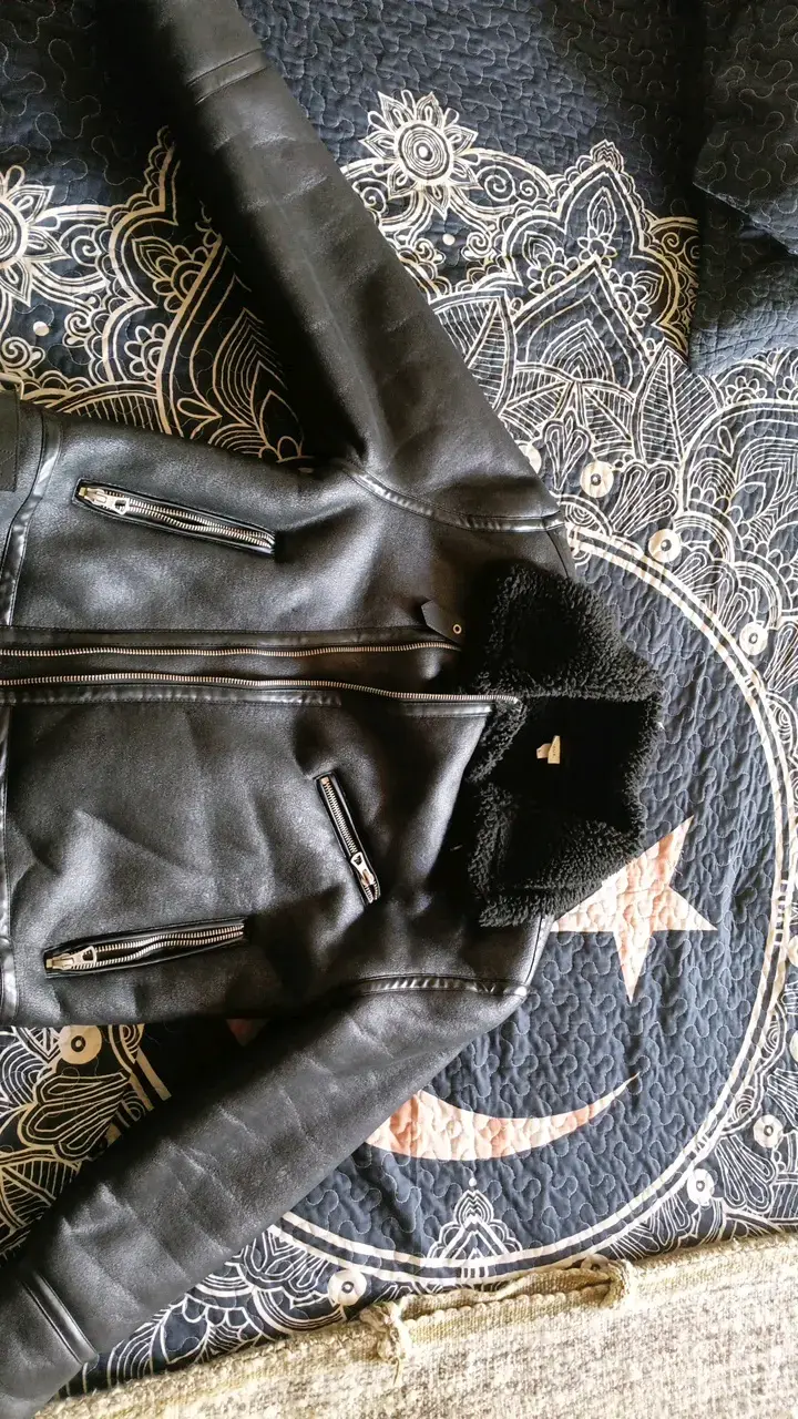 Chaqueta de cuero negra con cierre y cuello de lan - 1