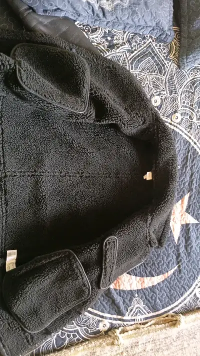Chaqueta de cuero negra con cierre y cuello de lan - miniatura 2