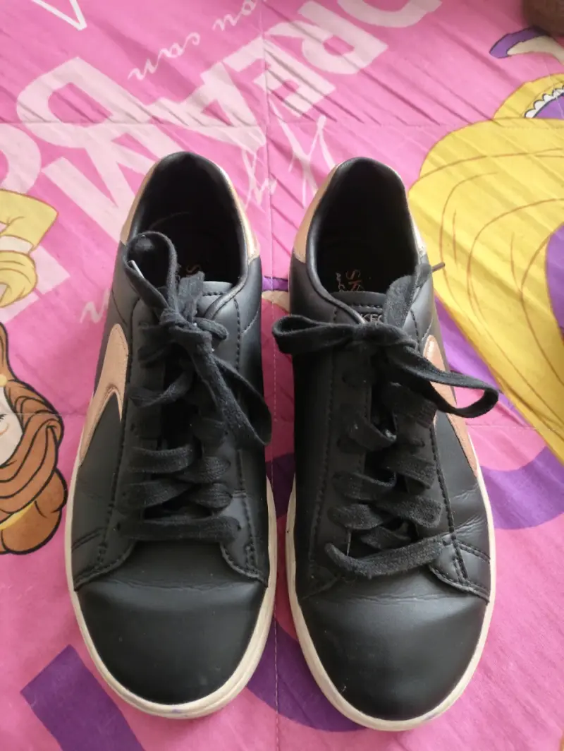 Zapatillas negras de cuero para mujer - 1