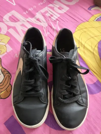 Zapatillas negras de cuero para mujer - miniatura 1