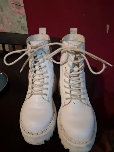 Botas blancas de plataforma estilo militar - miniatura 1
