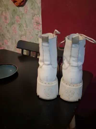 Botas blancas de plataforma estilo militar - miniatura 3
