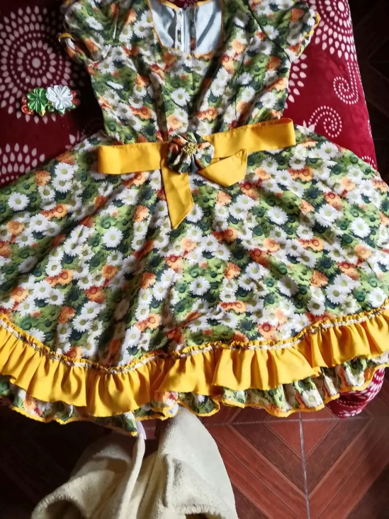 Vestido floral con lazo amarillo para niña
