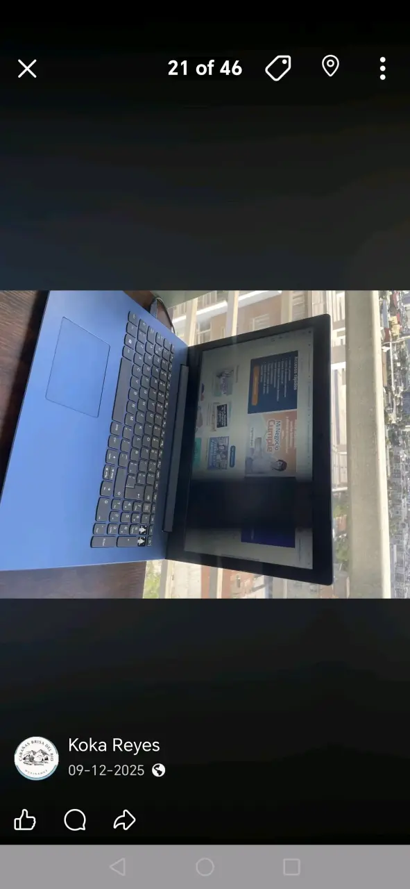 Laptop Lenovo azul en buen estado