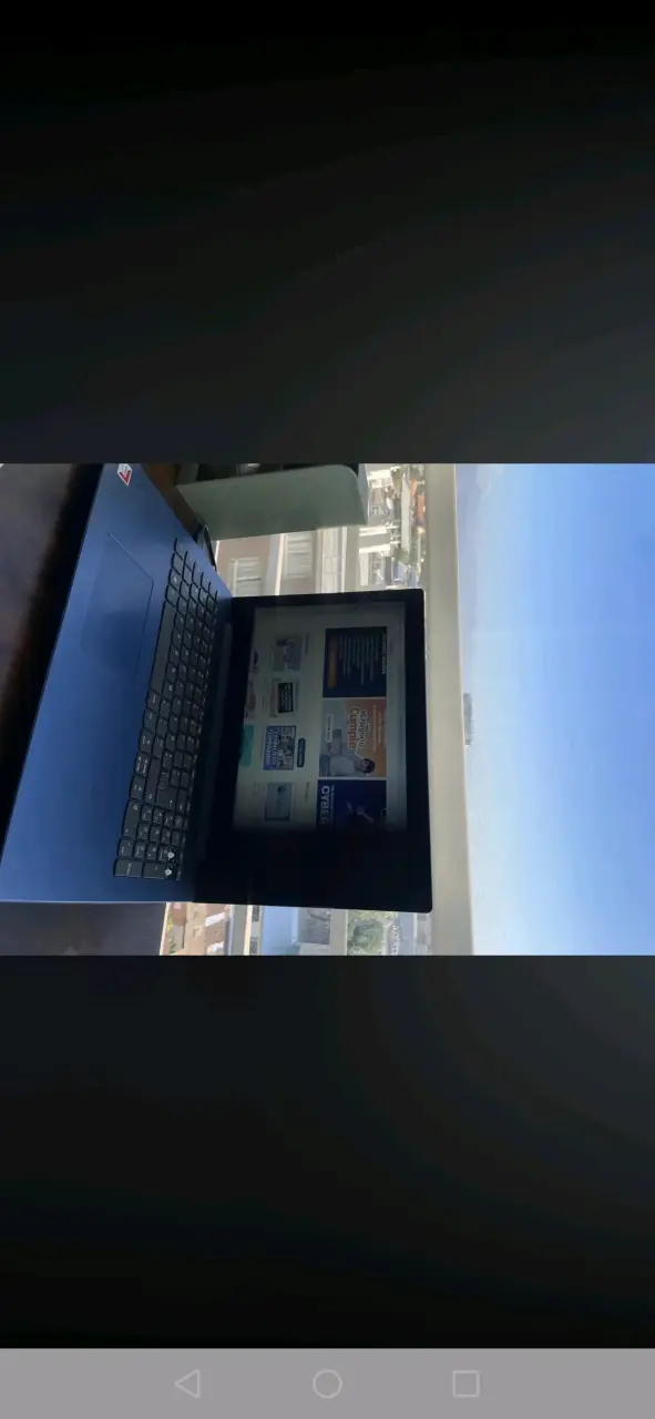Laptop Lenovo azul en buen estado - 2