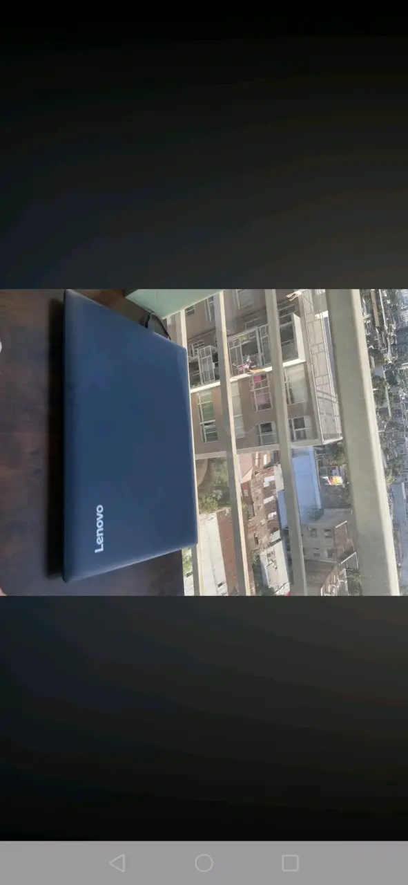 Laptop Lenovo azul en buen estado - 4