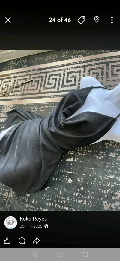 Vestido negro corto con escote halter - miniatura 1