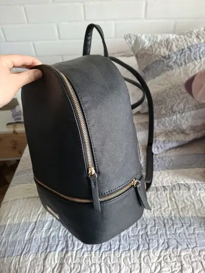 Mochila negra de cuero sintético - miniatura 1