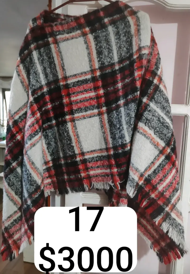 Poncho de lana a cuadros rojo y negro